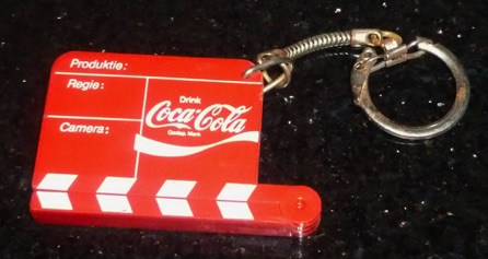 93146-3 € 2,00 coca  cola sleutelhanger plastic filmbord
